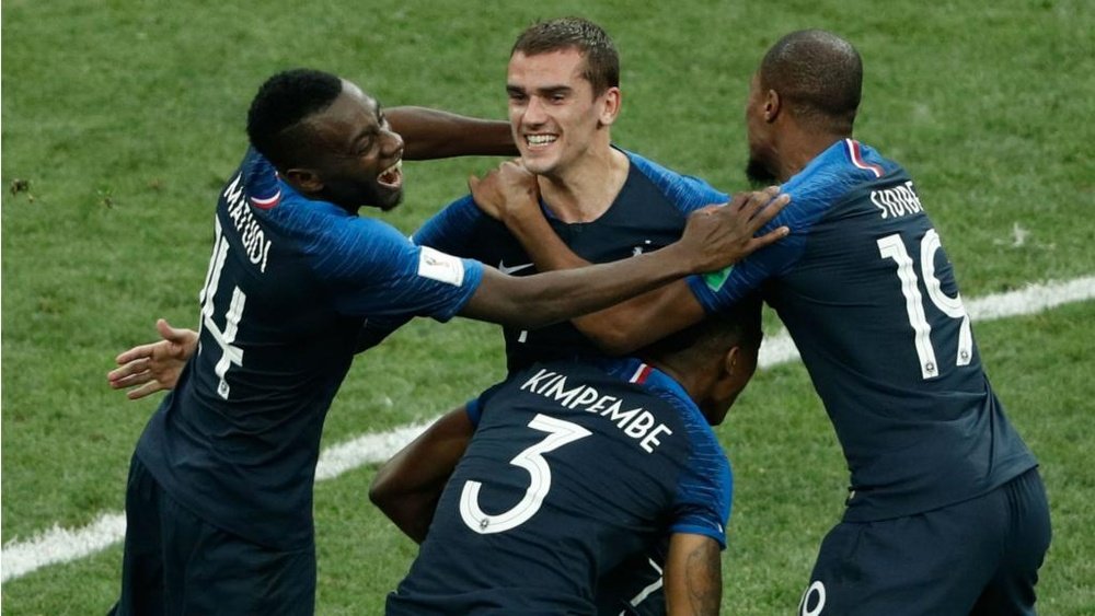 La France prend la tête du classement. Goal