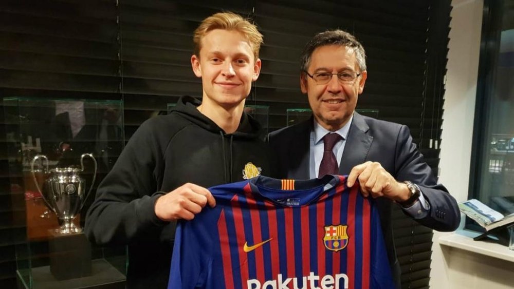 De Jong s'est engagé avec le FC Barcelone. Goal