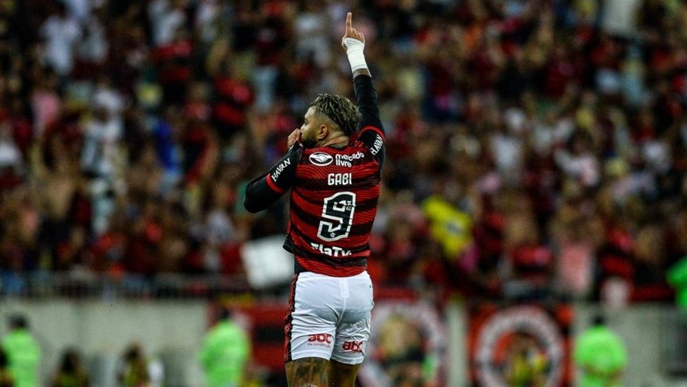 Nunes e Gabigol são eternizados na calçada da fama do Maracanã.