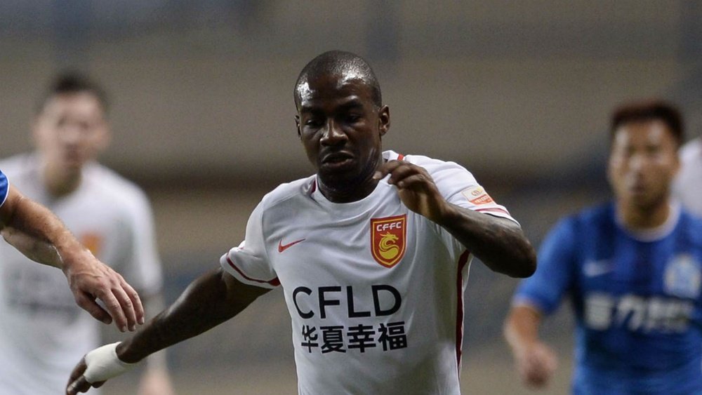 Gael Kakuta chasing the ball. Goal