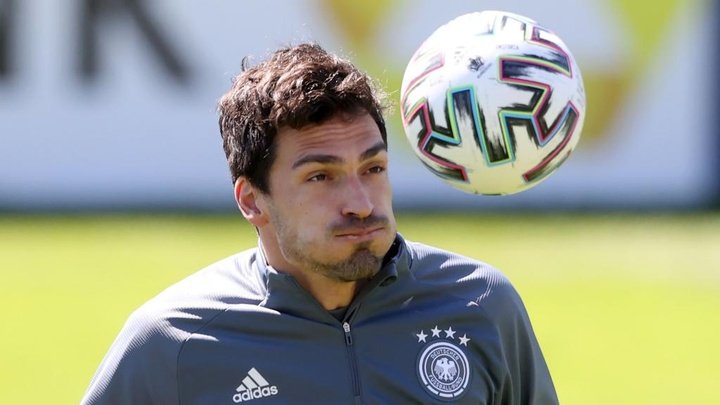 Hummels ready to 'lead the way' after Germany exile