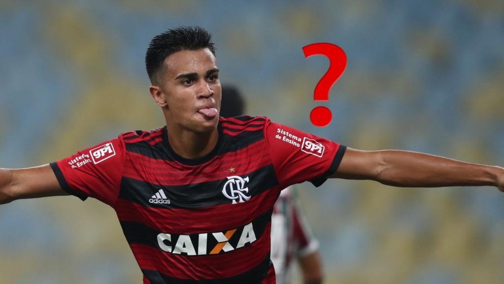Flamengo coloca uniforme para Reinier no vestiário...