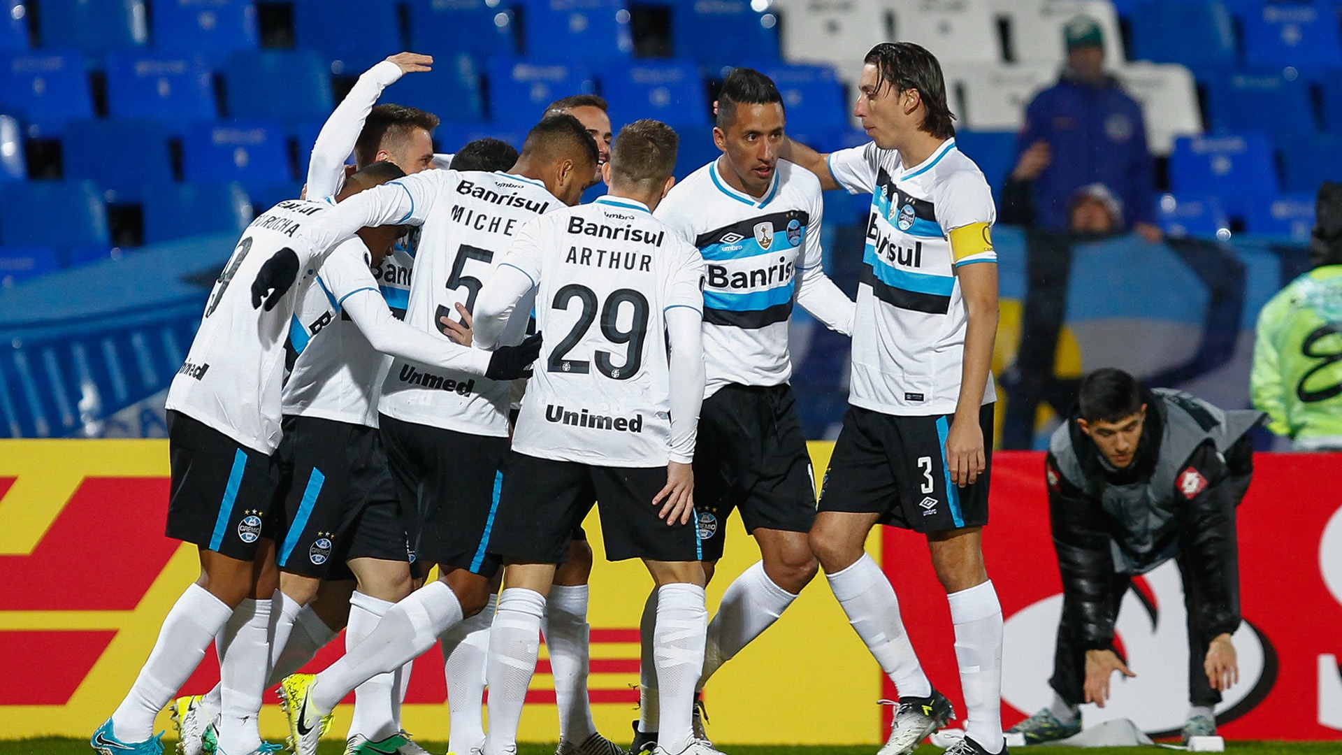 Jogadores do Grêmio comemoram vitória e vantagem contra o Godoy Cruz