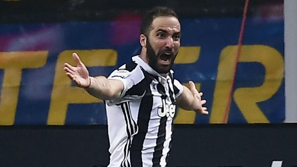 Calciomercato Juventus, Higuain rifiuta ogni destinazione: la Roma non molla