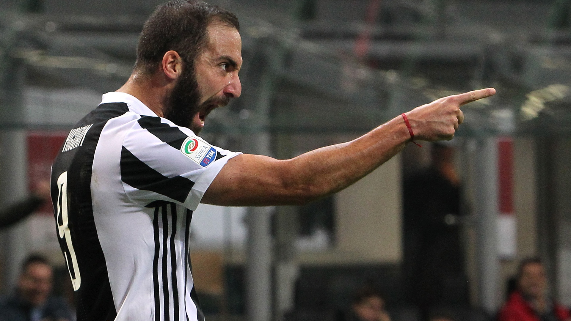 'Extraordinary' Higuain must improve in Europe, says Allegri