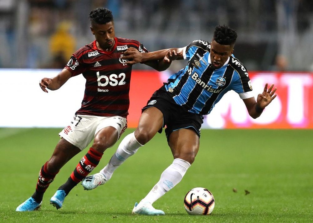 Tiago Nunes barra Paulo Victor e Cortez para o jogo contra o Santos. EFE