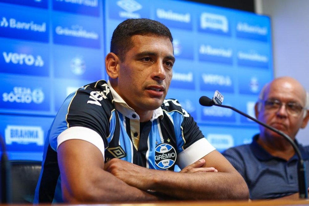 Diego Souza e dois funcionários do Grêmio testam positivo para Covid-19
