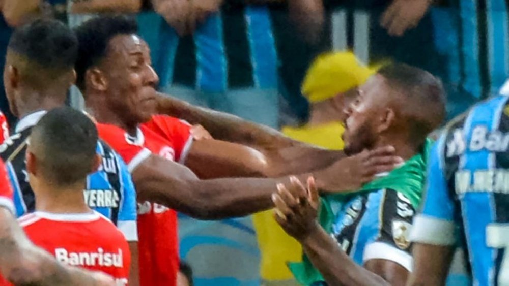 Grêmio e Internacional tiveram quatro cartões vermelhos para cada lado no clássico. Goal