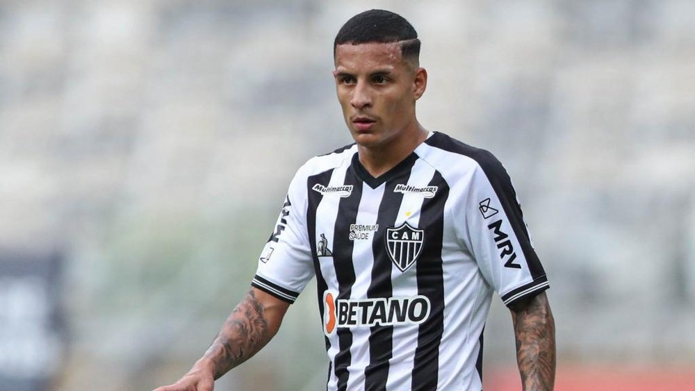 Lateral Guilherme Arana assina contrato em definitivo com o Atlético-MG