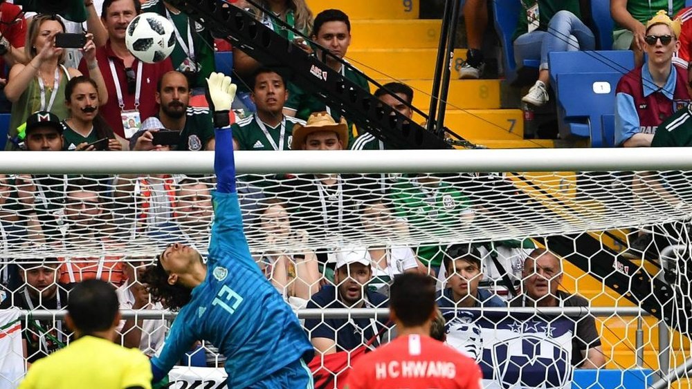 Ochoa: Líder em ranking de defesas.Goal