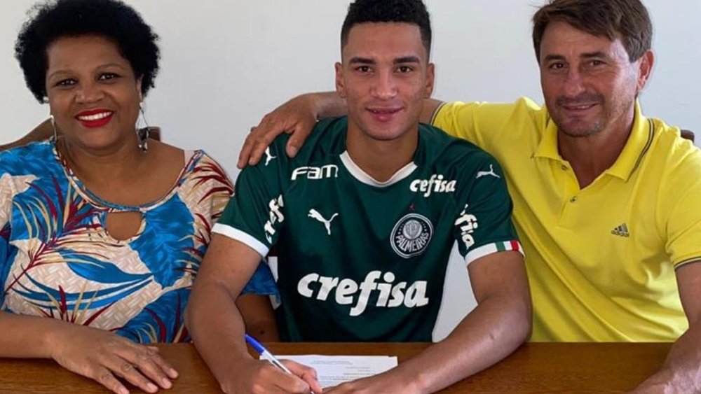 Conheça Henri, zagueiro que renovou com o Palmeiras. GOAL