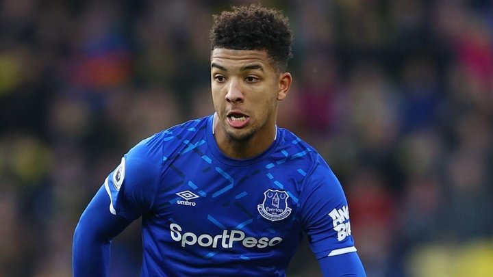 Holgate signs new deal with Everton