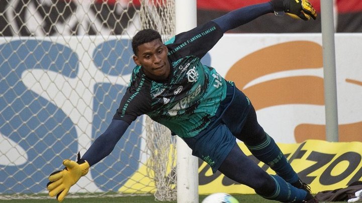 Hugo Souza pode ser o goleiro mais novo campeão brasileiro pelo Flamengo