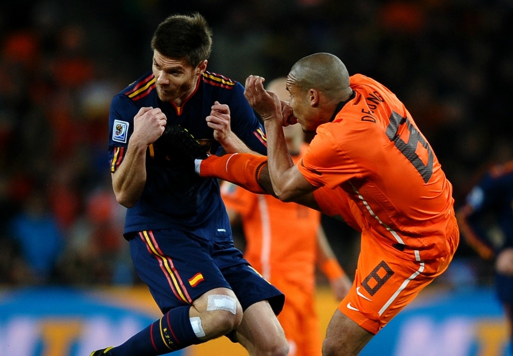 Holanda surpreende Espanha com goleada e vinga 2010