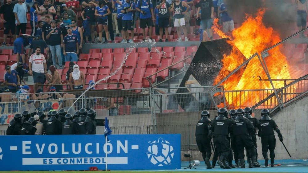 Fogo no estádio e revolta com a política marcaram La U x Inter
