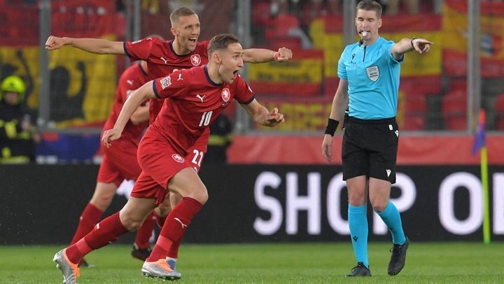 Martinez steals point for La Roja in Prague