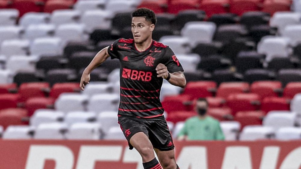 Flamengo espera árabes por forma de pagamento para negociar João Gomes