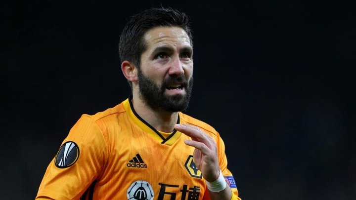 Wolves tie midfield star Moutinho to new deal