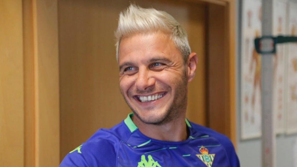 Joaquin teased by Betis team-mates for 'David Beckham hair'