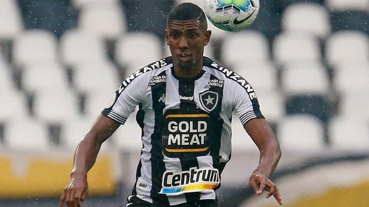 Corinthians monitora Kanu e faz sondagem ao Botafogo por zagueiro