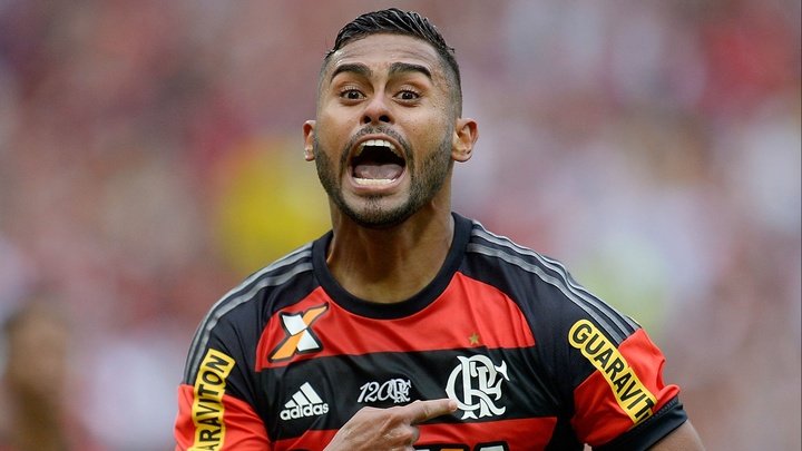 Rubro-negro assumido, Kayke explica foto com a camisa do Fluminense