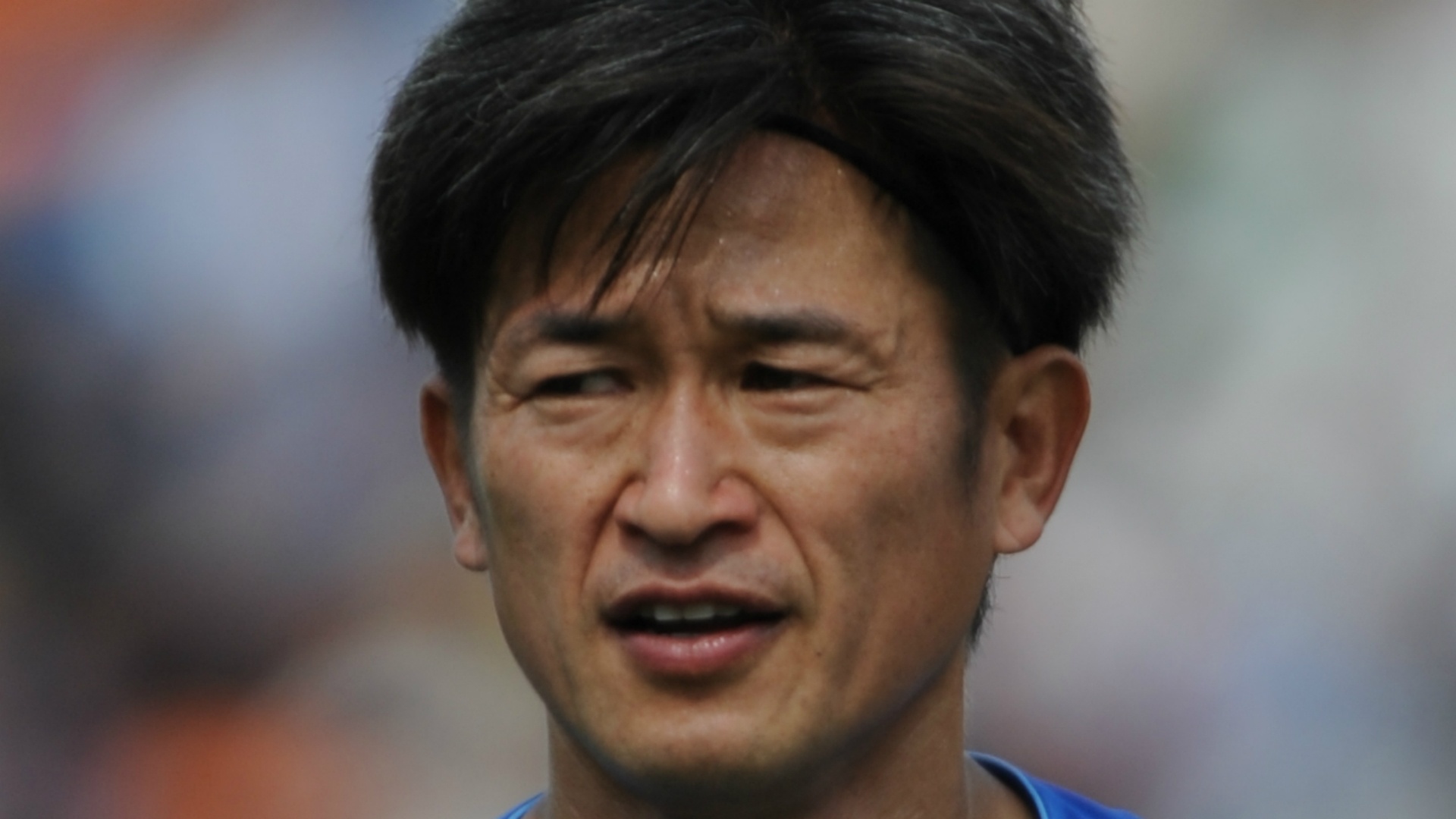 Yokohama renew 50yo striker's deal