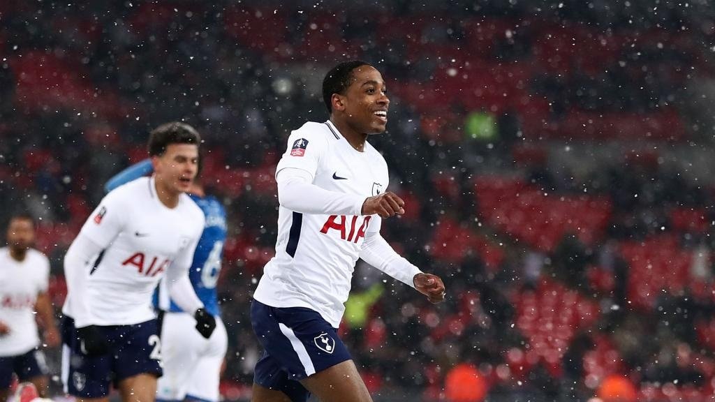 Walker-Peters signs new Spurs deal