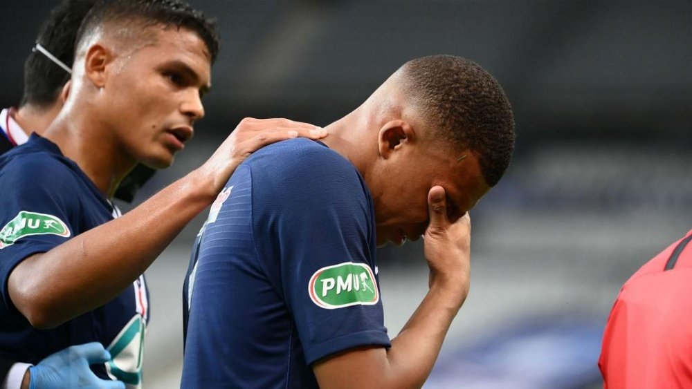 Mbappé, lesionado, deixa final às lágrimas: problema para o PSG na Champions?. AFP