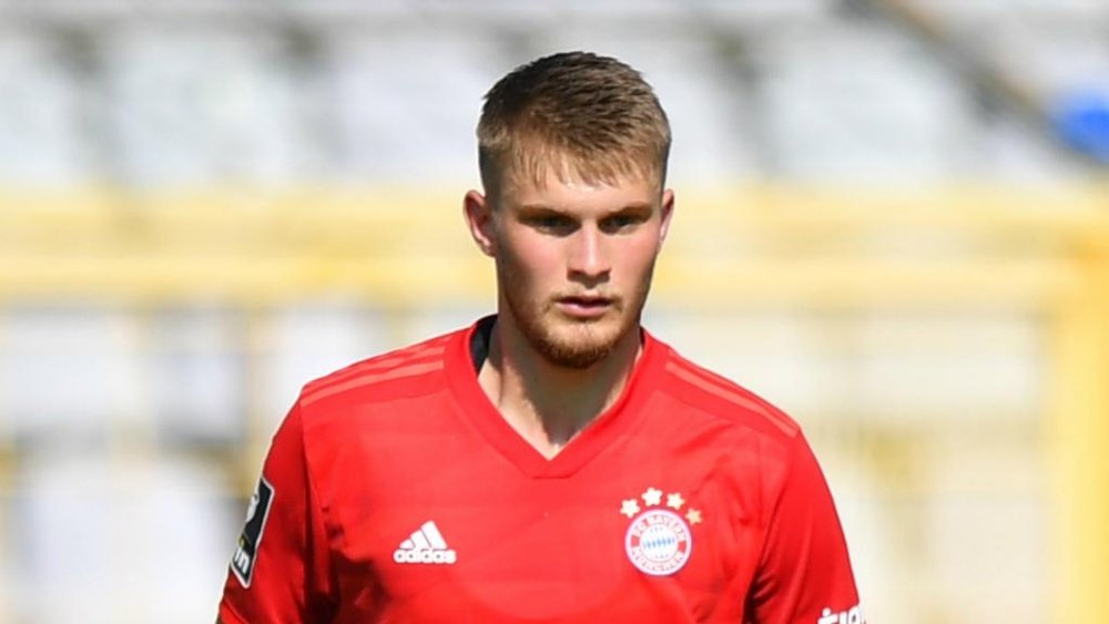 Teenage defender Mai renews Bayern Munich contract until 2022. GOAL