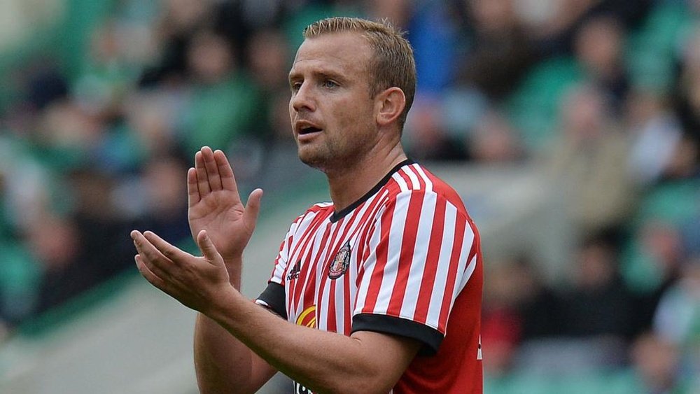 Lee Cattermole has moved to the Eredivisie from Sunderland. GOAL
