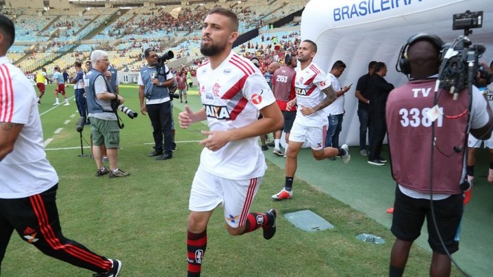 Flamengo encaminha venda de Léo Duarte ao Milan por 42 milhões