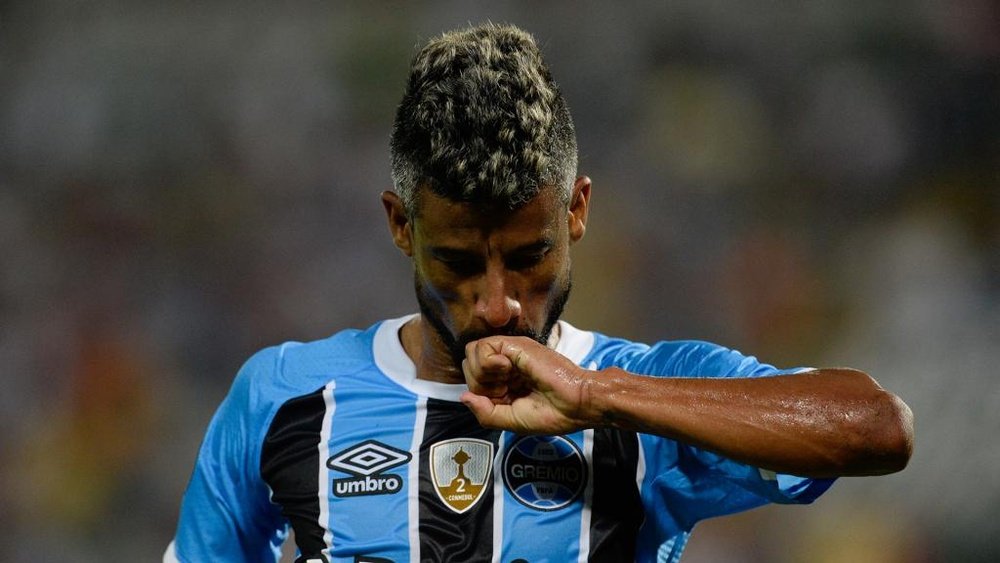 Interminável aos 40 anos, Léo Moura fala em renovar com o Grêmio