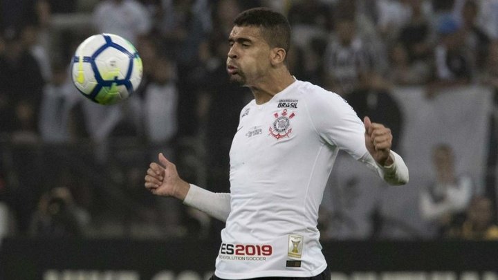 Corinthians vive 'guerra de agentes' com Léo Santos como pivô