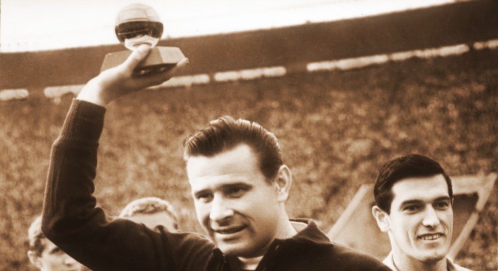 Un trophée pour le meilleur gardien décerné au Ballon d’Or. GOal