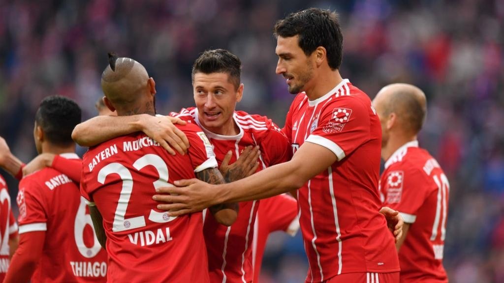 Lewandowski equals scoring record