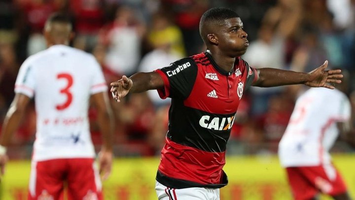 Sem Dourado, Flamengo pode dar a Lincoln espaço para crescer