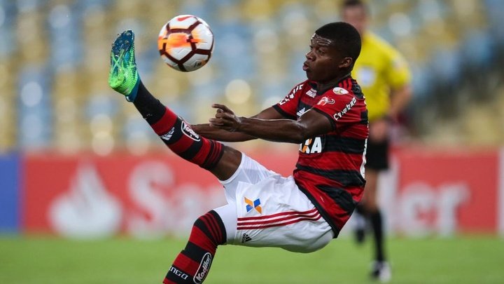 Linocln ganha atenção de Domènec no Flamengo
