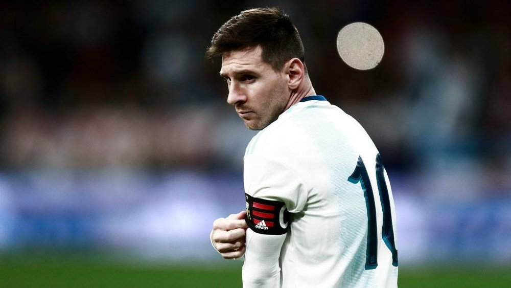 Messi é cortado da Argentina por lesão após derrota para Venezuela