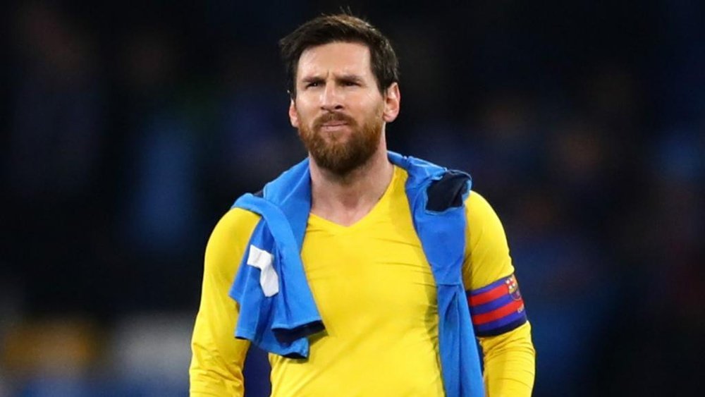 Apagado, Messi finaliza só uma vez e leva cartão na casa de Maradona