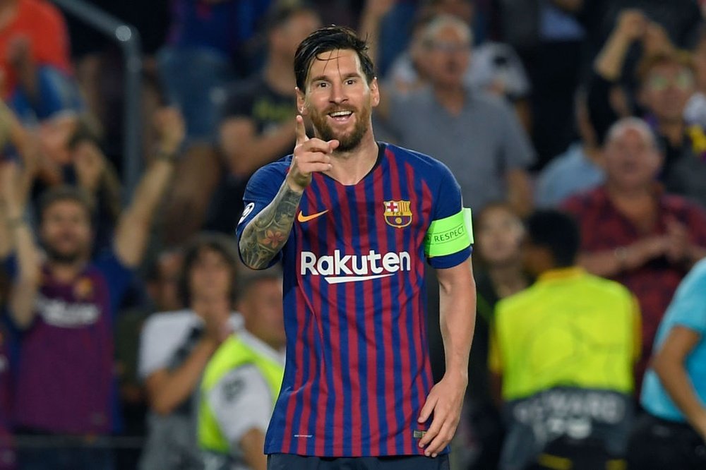 Lionel Messi comemora gol do Barcelona contra o PSV. Goal