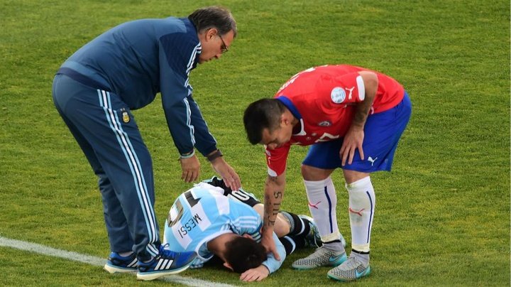 Messi vs Medel não é novidade; chileno já agrediu o argentino