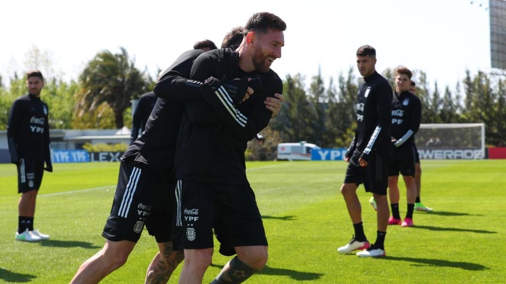 ï»¿Ayala says Messi can count on Argentina shelter amid PSG struggles