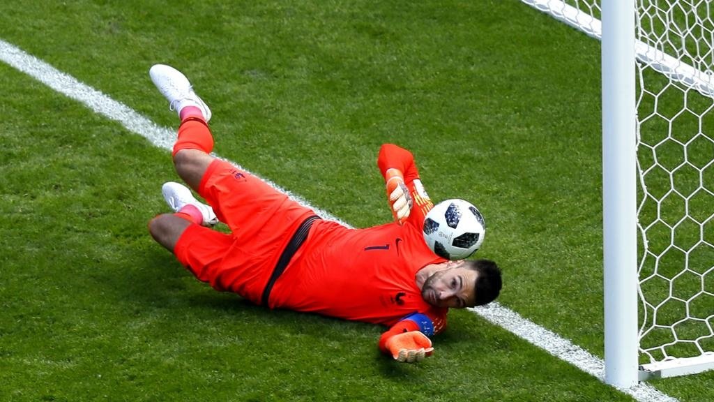 Lloris becomes a centurion against Peru