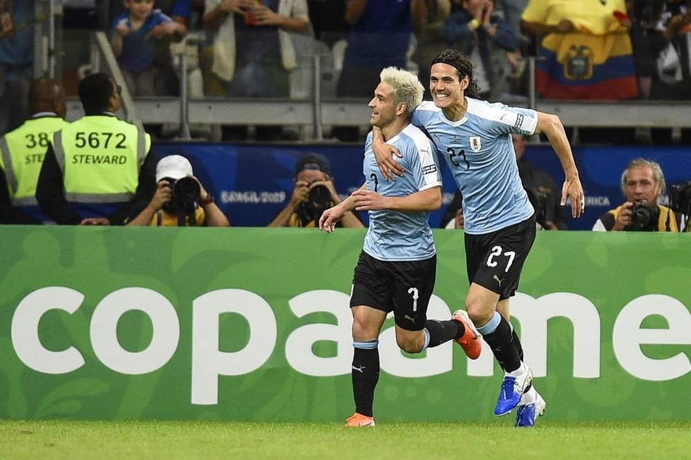 Lodeiro e Cavani comemoram gol do Uruguai contra o Equador