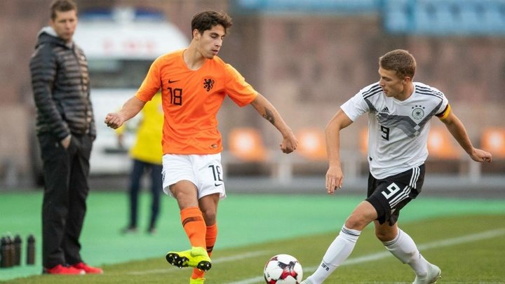 Barcelona snap up Dutch teen star Reis from Groningen