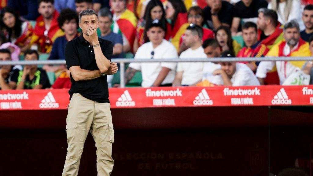 Luis Enrique bristles after narrow Spain win