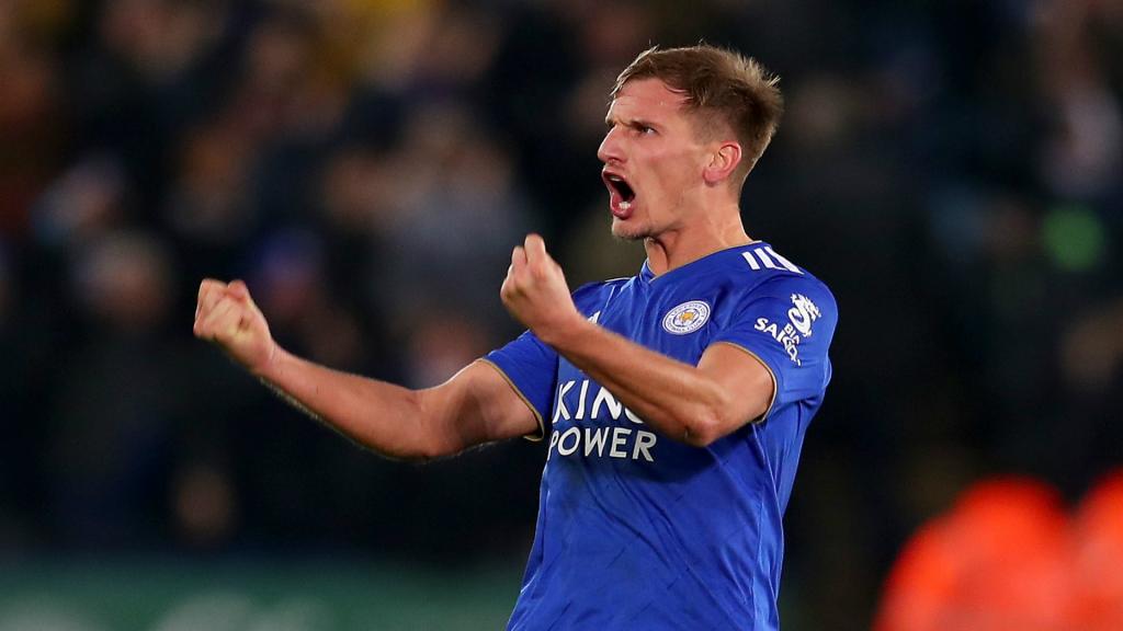 Albrighton signs new Leicester deal