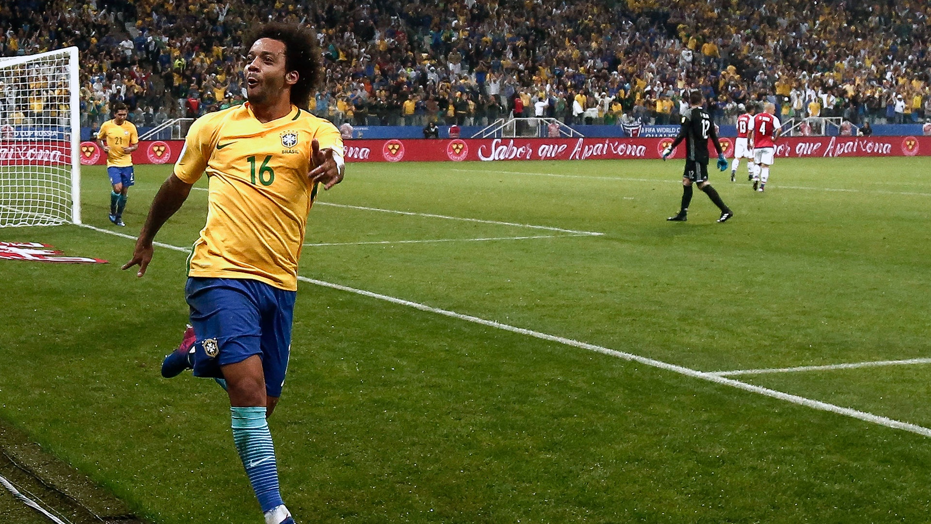 Marcelo ganhou a braçadeira que seria de Dani Alves na estreia.