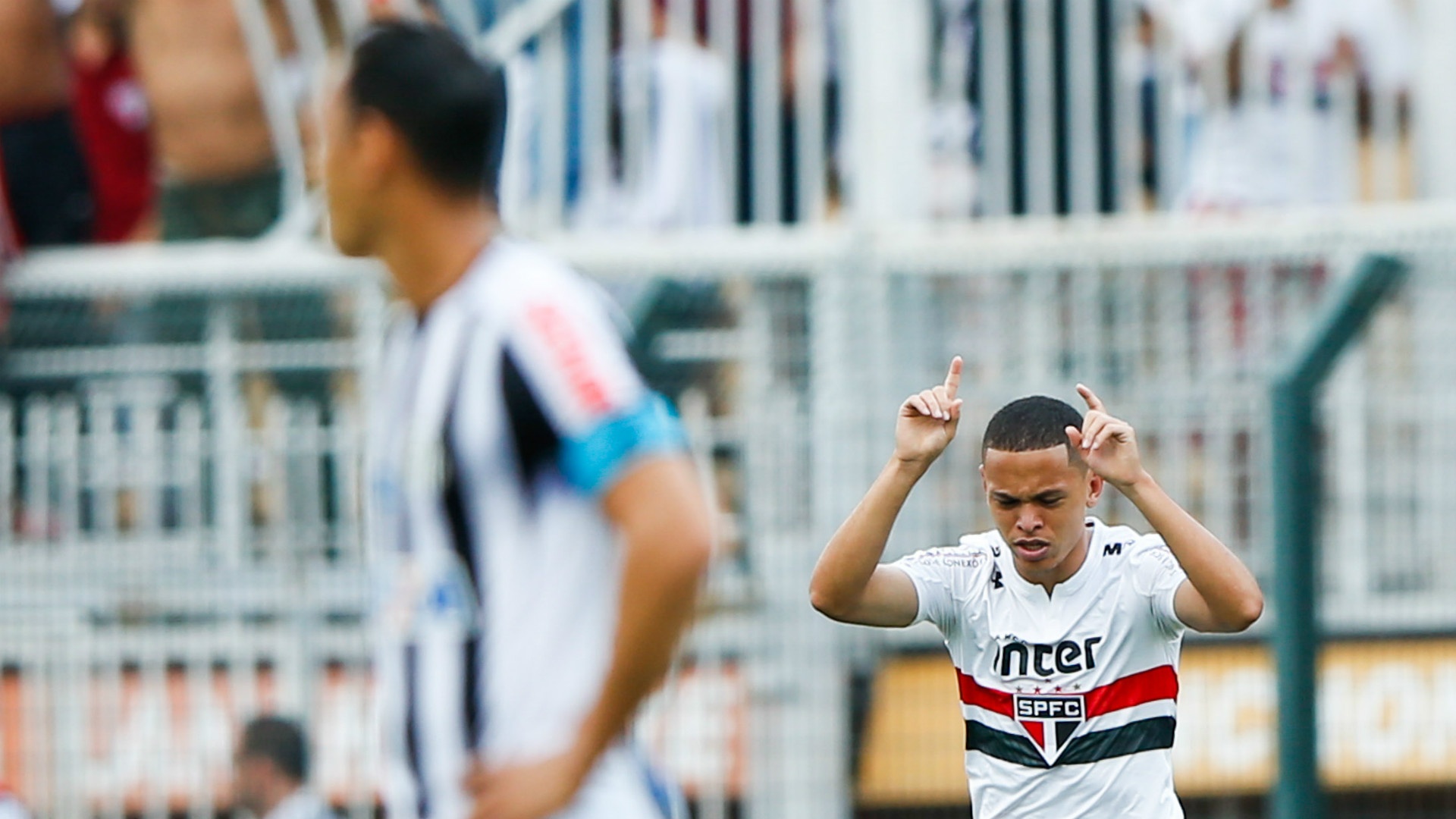 São Paulo se aproveita de Santos desorganizado, domina clássico e se afasta do Z-4