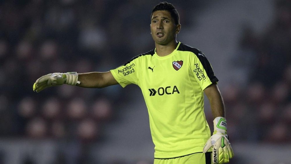 Após punição ao Santos, goleiro do Independiente anota hat-trick histórico